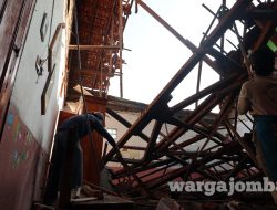 Atap Bangunan SDN Jombok 01 Kesamben Ambruk