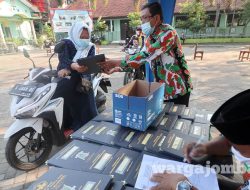 Pembagian Raport di SMPN 1 Mojowarno Dilakukan Dengan Cara Drive Thru