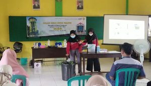 Mahasiswa  Trunojoyo Madura Ajak Warga Desa Sambong Dukuh Belajar Aquaponik Sederhana