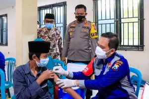 Santri Ponpes Tambakberas Jalani Vaksinasi Yang Digelar Polres Jombang