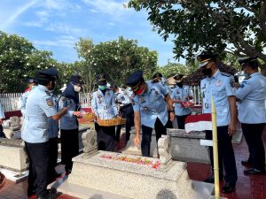 Kalapas Jombang dan Jajaran Ziarah Ke Taman Makam Pahlawan (TMP) Jombang