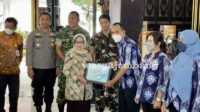 Puncak HKN Ke 58 Di Kabupaten Jombang Bupati Memberikan Penghargaan Pada Insan Kesehatan