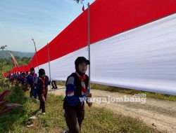 Peringatan HUT ke-78 RI Bendera Merah Putih 100 Meter Diarak Menuju Bukit Matahari Wonosalam Jombang