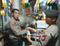 Berantas Miras di Jombang, Polisi Amankan Ratusan Botol Beserta Penjualnya