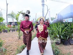 Hadir pada Upacara Penurunan Bendera Negara Sang Merah Putih, Menteri AHY Gunakan Baju Adat Daerah Sulawesi Selatan