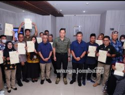 Pastikan Layanan Kementerian ATR/BPN Selalu Hadir, Menteri AHY Tinjau Layanan Tanah Akhir Pekan dan Serahkan Sertipikat Tanah Elektronik