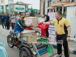 Jelang HUT Bhayangkara ke-79, Kapolres Jombang Bagikan Bansos Sembako kepada Juru Parkir dan Abang Becak