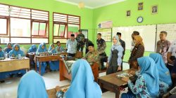 Kepala Disdikbud Dampingi Bupati Jombang Tinjau Program MBG di SMPN 1 Sumobito