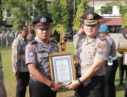 Polres Jombang Beri Penghargaan kepada Personel dan Masyarakat yang Berkontribusi untuk Daerah